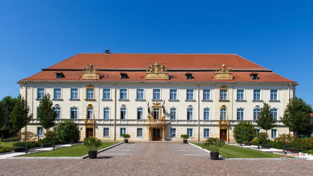 A photo of the Petőfi Sándor School in Komárom, Hungary—a cultural reference point tied to the Hungarian language and featured in the 2025 cultural exam for the National Residence Card.