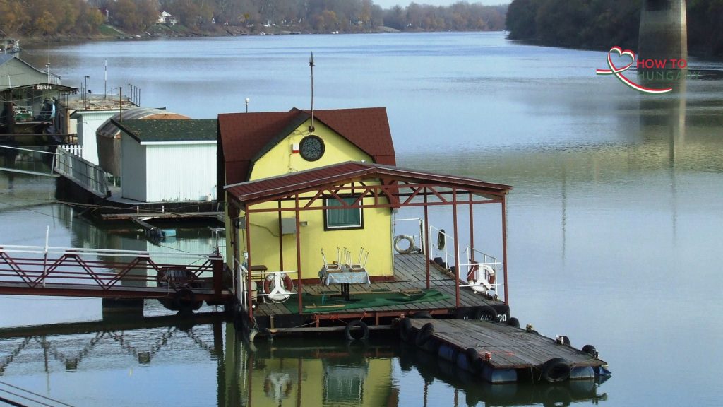 Affordable waterfront holiday home with private pier on Lake Tisza.