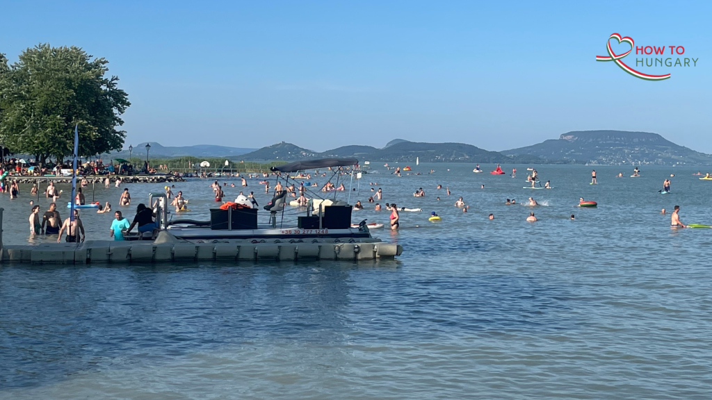 A full house at the Balatongyörök strand this week — families, kids, and plenty of locals cooling off together under the blazing summer sun.