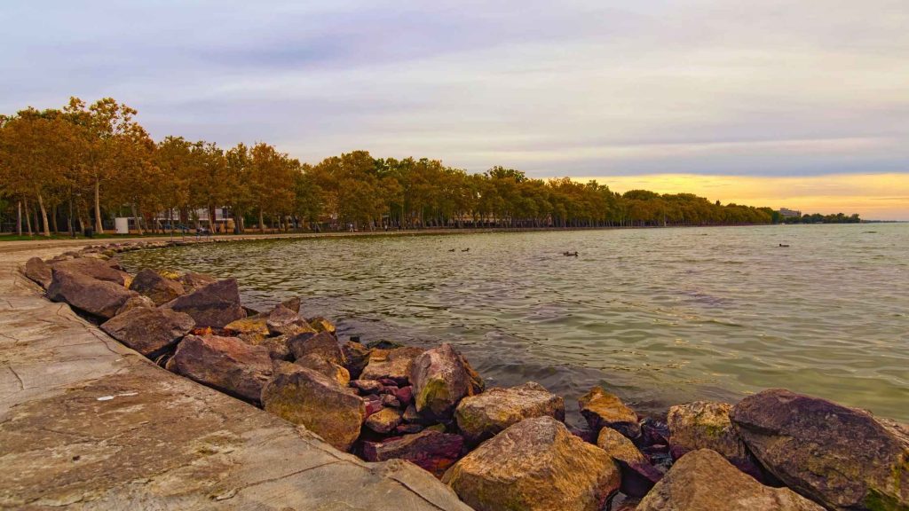 Balatonföldvár Promenade at Sunset Balatonföldvár introduces a 2% settlement fee under Hungary’s property law.